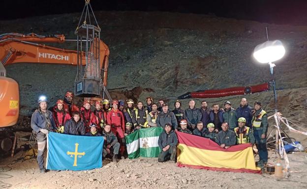 Los mineros abandonan Totalán tras concluir el rescate de Julen