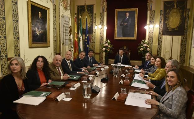 El nuevo Gobierno andaluz se estrena en Antequera con la supresión del impuesto de sucesiones