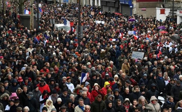 Varios miles de 'pañuelos rojos' desfilan en París para «defender la democracia»