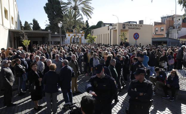 Emotivo adiós a Julen en El Palo entre lágrimas, flores y aplausos