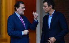 El PSOE defiende que Sánchez viaja como Rajoy, solo que sin «extra de whisky»