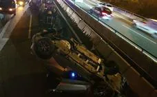 Un coche volcado tras una colisión entre dos vehículos en la A-7 en Málaga