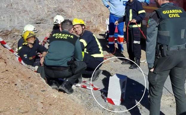 El dueño de la parcela dice que tapó con dos ladrillos de hormigón el pozo de Julen