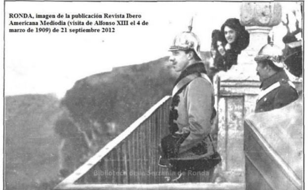 El rey Alfonso XIII se asoma a los balcones de la Alameda