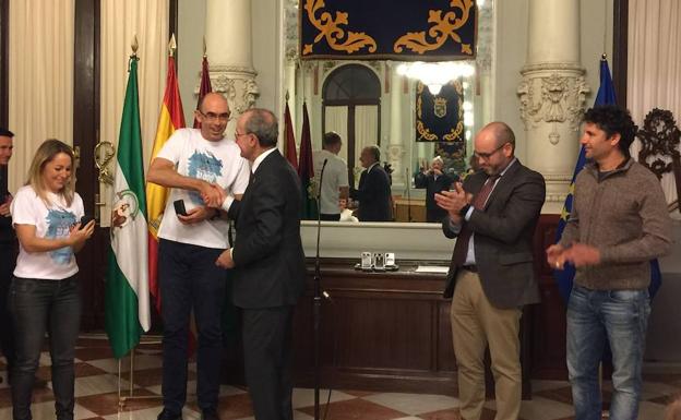 De la Torre entrega el escudo de la ciudad a Zorrilla por su cruce del estrecho solidario