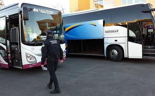La Policía Local de Rincón de la Victoria realiza una campaña especial de control del transporte escolar