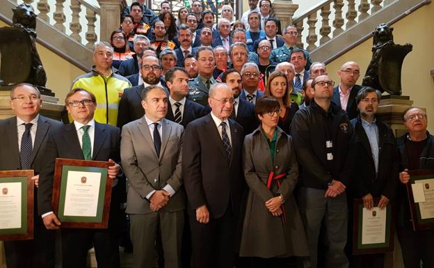 Emotivo homenaje al equipo de rescate de Julen, colaboradores y vecinos en el pleno de Málaga