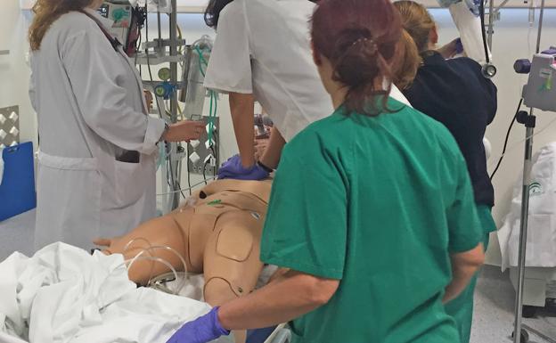Profesionales de Urgencias realizan un simulacro de atención a un paciente crítico