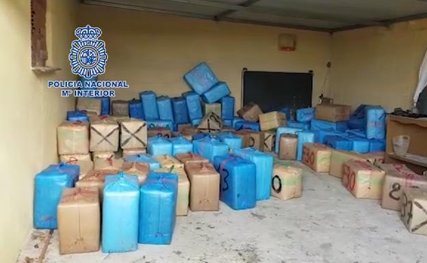 Intervienen 3.900 kilos de hachís ocultos en una vivienda de Estepona