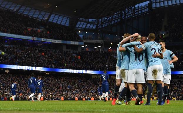 El City golea 6-0 al Chelsea, con triplete de Agüero