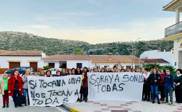 Mujeres de Benaoján muestran su apoyo a la alcaldesa tras los insultos recibidos