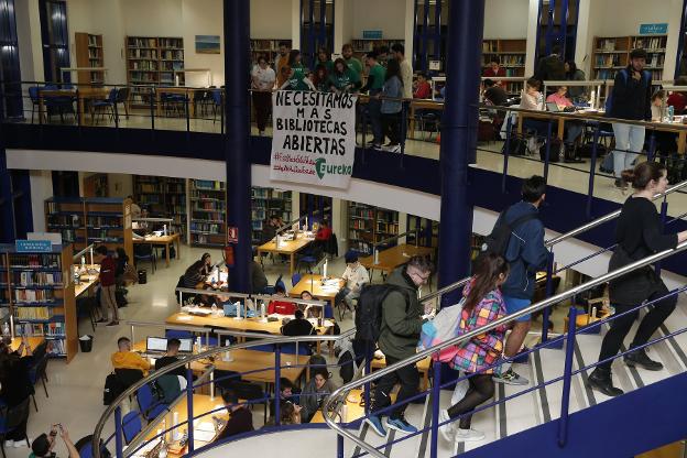 Encierro para pedir que abran más bibliotecas