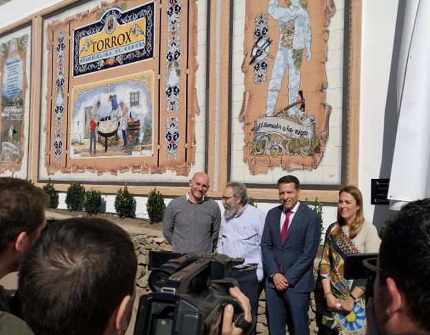 TORROX RINDE HOMENAJE A SUS TRADICIONES EN UN GRAN MURAL
