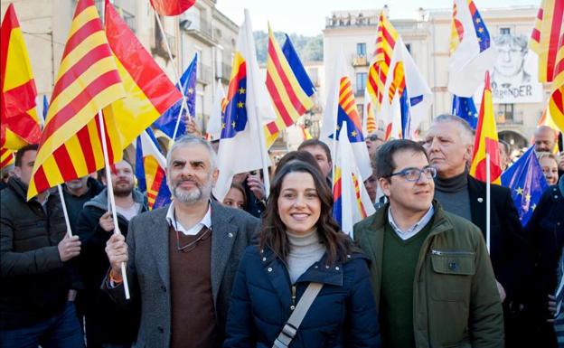 Arrimadas avisa desde el pueblo de Puigdemont que Sánchez promoverá indultos