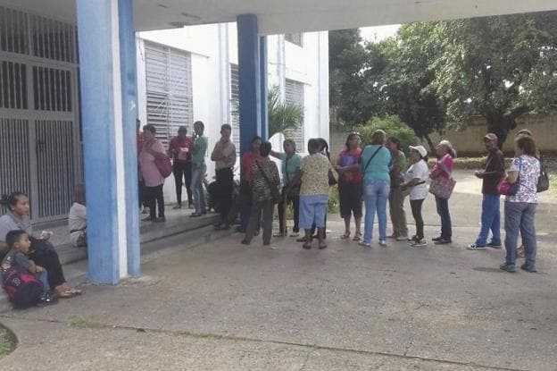 Colas de venezolanos en la puerta del arzobispado de Ciudad BolÃ­var donde se distribuyen las medicinas que se envÃ­an desde MÃ¡laga. Antonio Collado, Manuel Lozano y Juan Manuel Barreiro, sacerdotes misioneros malagueÃ±os en Caicara del Orinoco. :: sur/  SUR