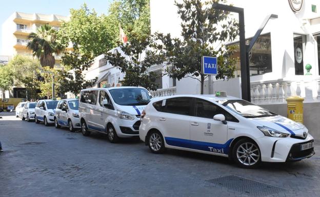 Los taxistas de Marbella tendrán que llevar uniforme antes del próximo verano