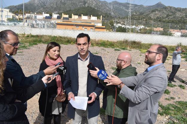 IU urge a que se ceda a la Junta una parcela en Xarblaca para aulas provisionales de secundaria