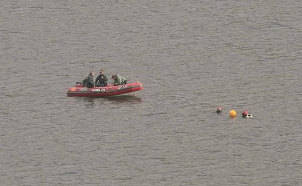 Se incorpora un dron a la búsqueda del helicóptero accidentado en el embalse de Iznájar