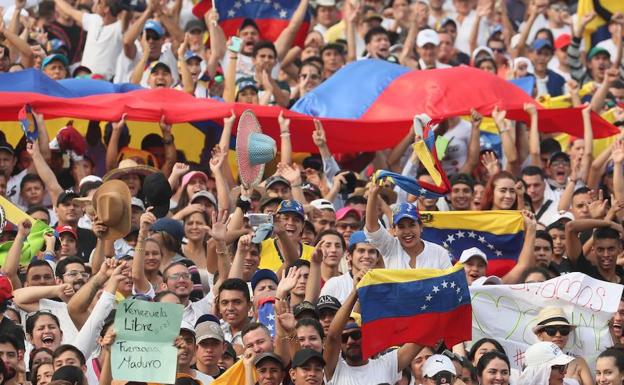 Miles de personas asisten al concierto Venezuela Aid Live
