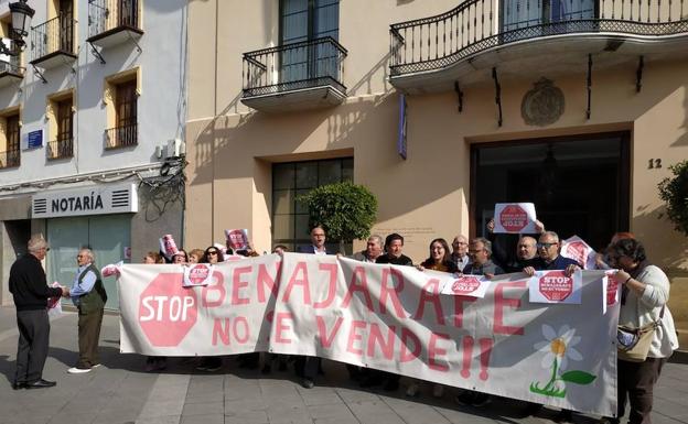Tensión en el pleno de Vélez-Málaga con protestas de la Policía Local y de vecinos de Benajarafe por la venta de una parcela