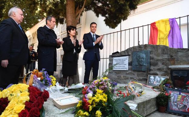 Pedro Sánchez visita la tumba de Antonio Machado en el 80 aniversario de la muerte del escritor
