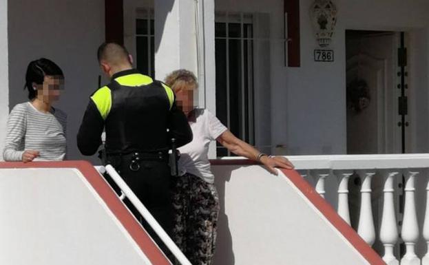 Cinco policías salvan la vida a un anciano que intentó suicidarse tirándose desde una altura de 15 metros en Torrox