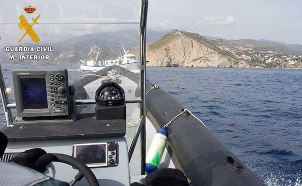 Sorprenden faenando en los Acantilados de Maro-Cerro Gordo a un pesquero denunciado 25 veces