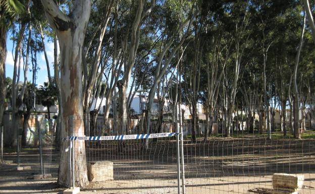 Aparcacoches cobran por estacionar en el 'camping' de los Baños del Carmen