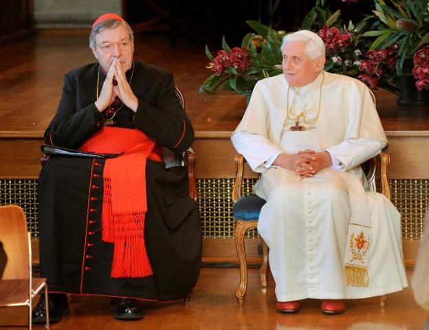 Benedicto XVI mira al cardenal australiano George Pell durante la Jornada Mundial de la Juventud, celebrada en Sídney en 2008. :: reuters/