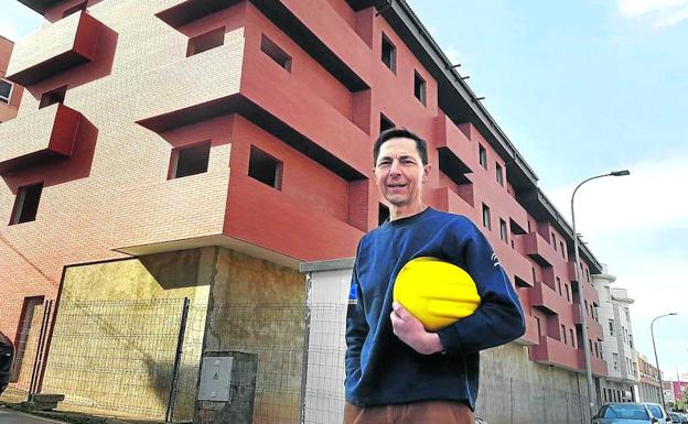 Ricardo, el hombre que lleva diez años construyendo en solitario un edificio paralizado por la crisis