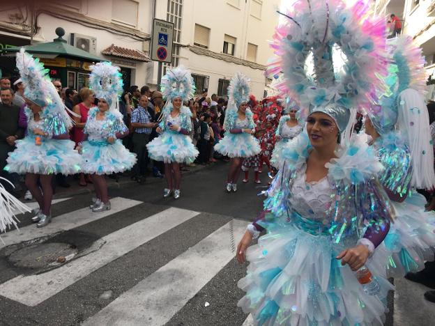 Multitudinario pasacalles de carnaval en Nerja