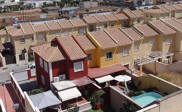 El Ayuntamiento culmina el trámite para legalizar el techado de aparcamientos en Villas del Arenal