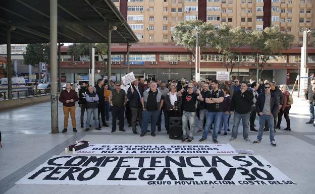 Taxistas protestan ante la Junta para exigir una regulación de los VTC