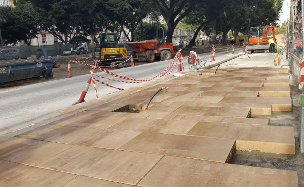 Urbanismo empieza a instalar el nuevo pavimento peatonal en la Alameda Principal