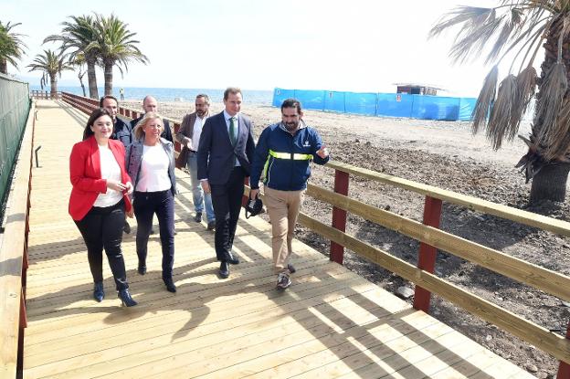 Marbella abre un nuevo tramo de paseo y libera a Ventura del Mar del saneamiento en plena playa