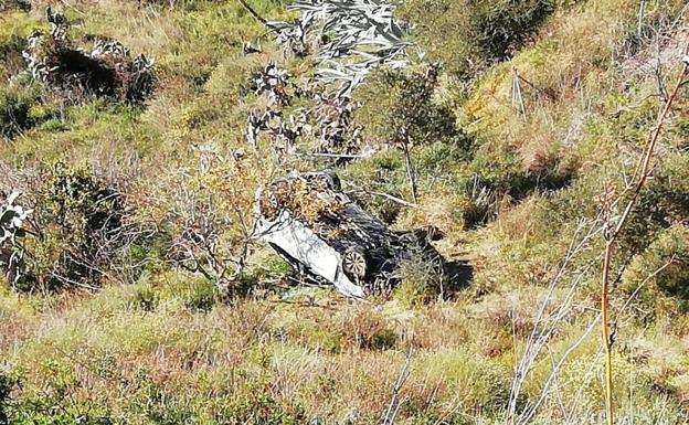 Un matrimonio de ancianos noruegos, herido grave tras despeñarse su coche por un barranco de 30 metros en Torrox