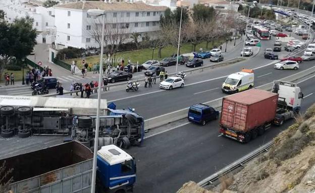 Restablecen el tráfico tras cinco horas cortado después del grave accidente en la autovía de La Cala de Mijas en dirección Málaga