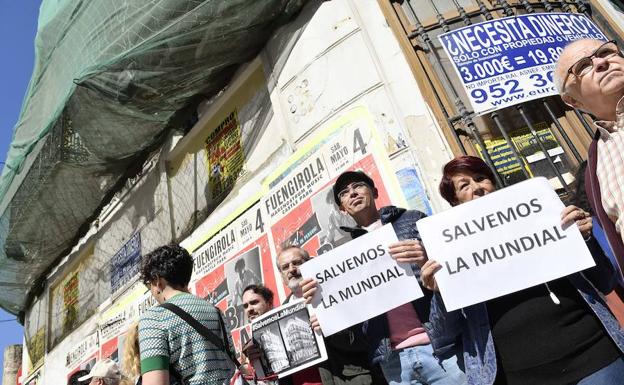 La protesta contra el derribo de La Mundial reúne a unas 200 personas ante el edificio