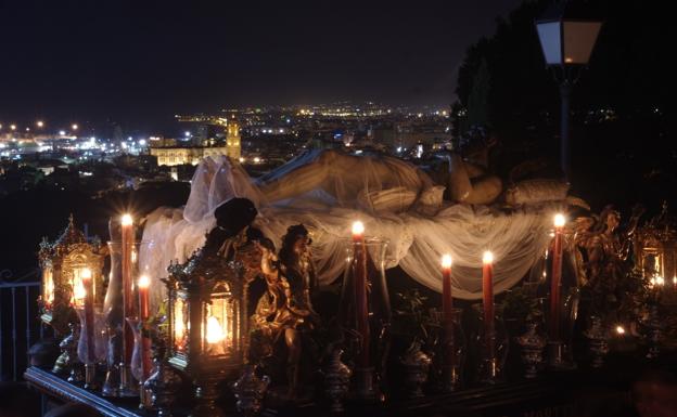 El Monte Calvario congrega a cientos de personas en su vía crucis de antorchas