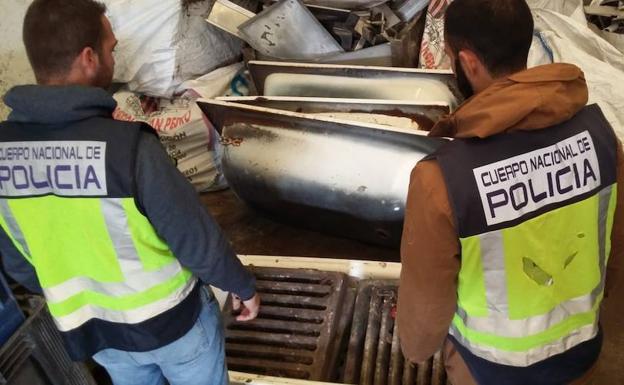 Dos personas detenidas por robar 375 tapas de alcantarilla en varias localidades malagueñas