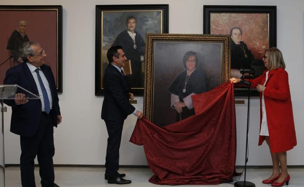 El retrato de Adelaida de la Calle cuelga desde hoy en la Sala de Rectores de la UMA