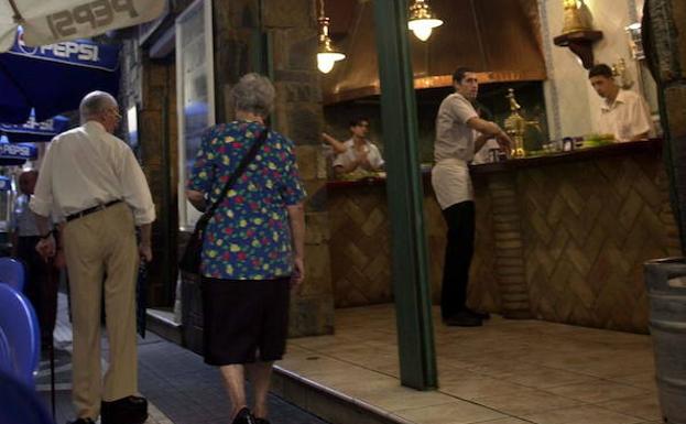 El recorrido de las procesiones y sus vías de evacuación obligan a reducir las terrazas en 17 calles