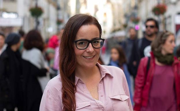 Pacma recoge avales para presentar a Eva Ramos como candidata por Málaga