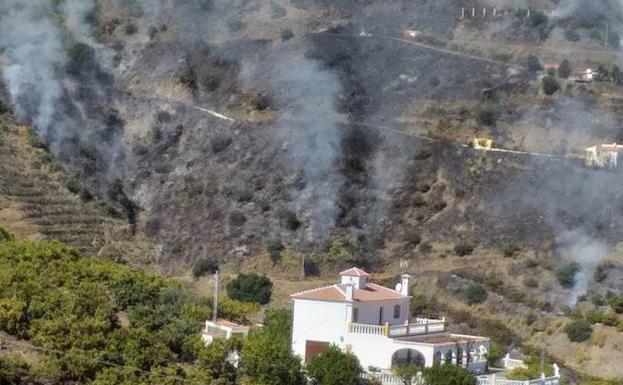 El incendio de Torrox calcina seis hectáreas y obliga a desalojar a una veintena de vecinos