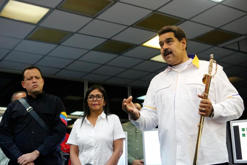 Maduro planea una «profunda reestructuración» del Gobierno