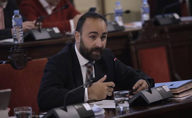 Cortés amenaza con que el Ayuntamiento se querelle contra Ysabel Torralbo por sus declaraciones de «múltiples irregularidades» en las oposiciones de Seguridad