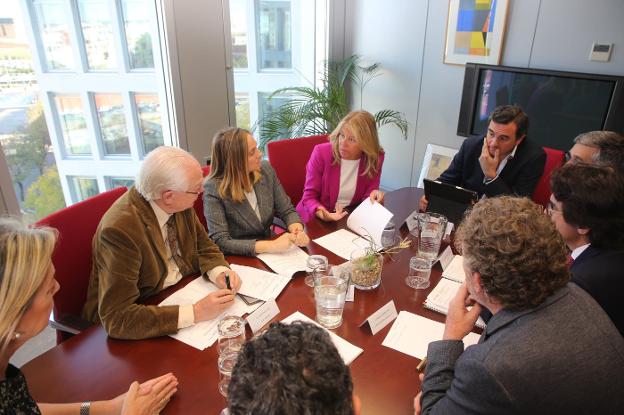 Muñoz pide a Fomento la cesión de las líneas de autobús autonómicas que discurren por la ciudad