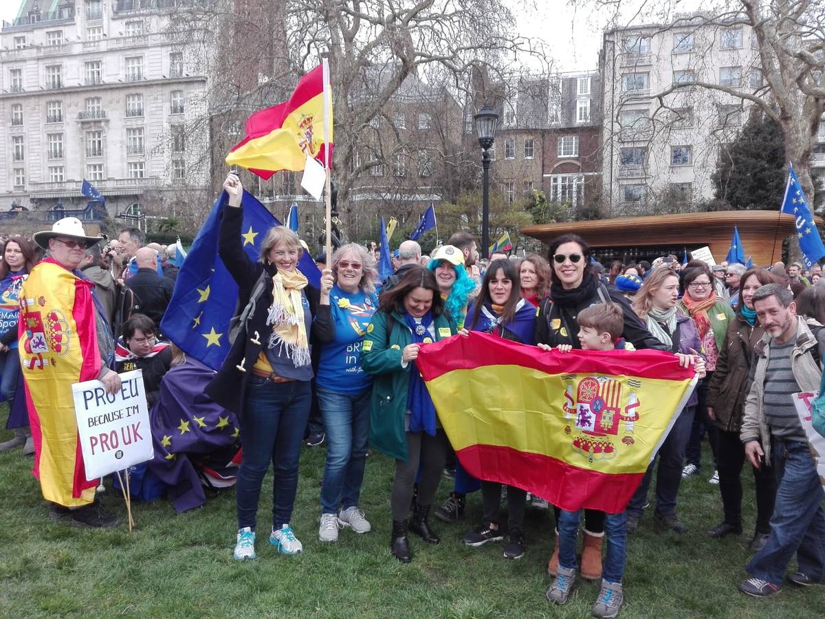 Residentes británicos y malagueños se dan cita en la manifestación anti 'Brexit'