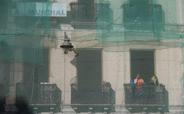 Retoman los trabajos para el derribo del edificio de La Mundial