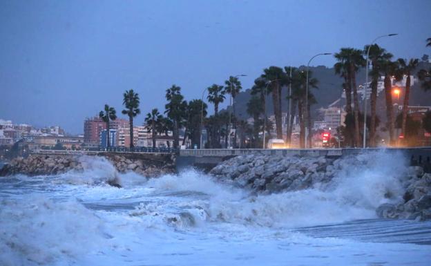 El primer gran temporal deja olas de más de cuatro metros en Málaga